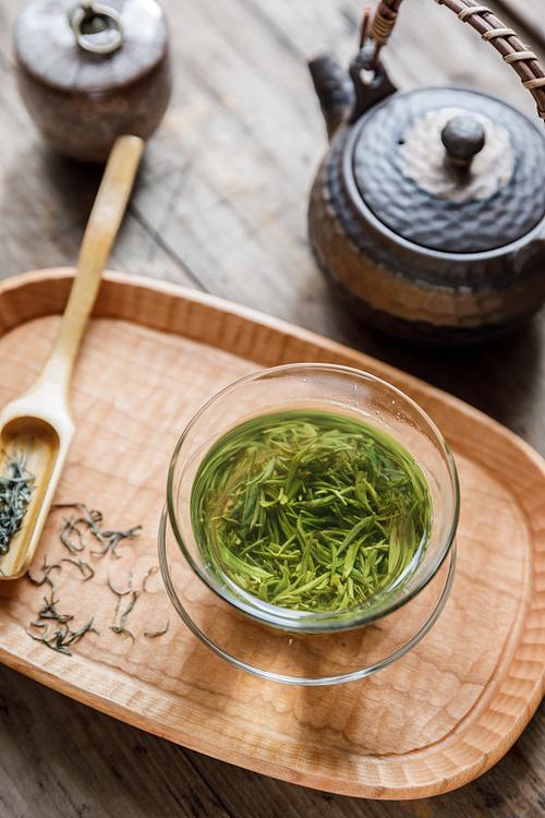 一杯冲泡好的信阳毛尖绿茶图片
